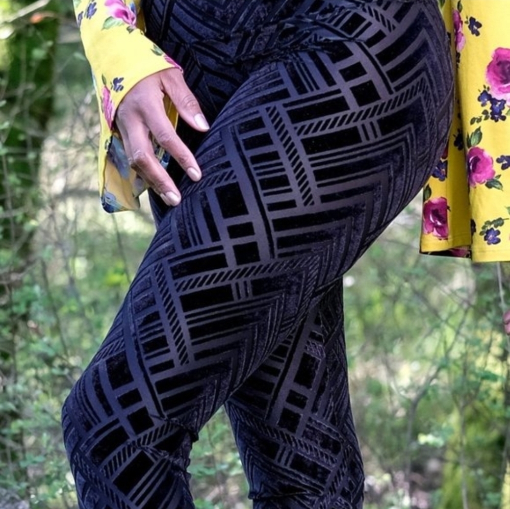 Black Geometric Velvet-Texture Leggings - Sleek Everyday Stretch